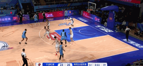 🏀CBA半场：皮特森、劳森合砍31分 萨林杰11+7 新疆69-49大比分领先北控