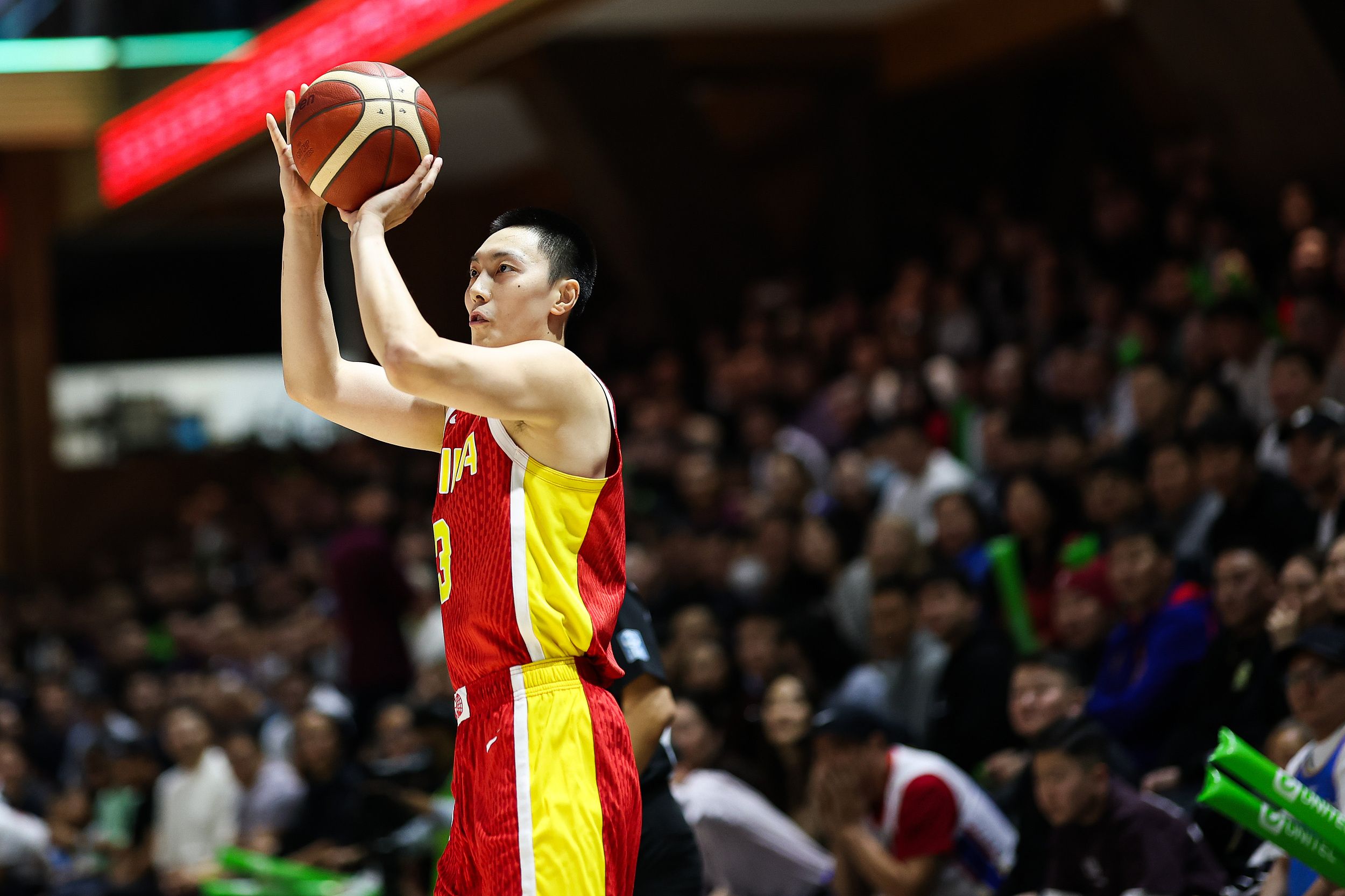 💯队长担当！胡明轩11中5砍下14分4篮板2助攻